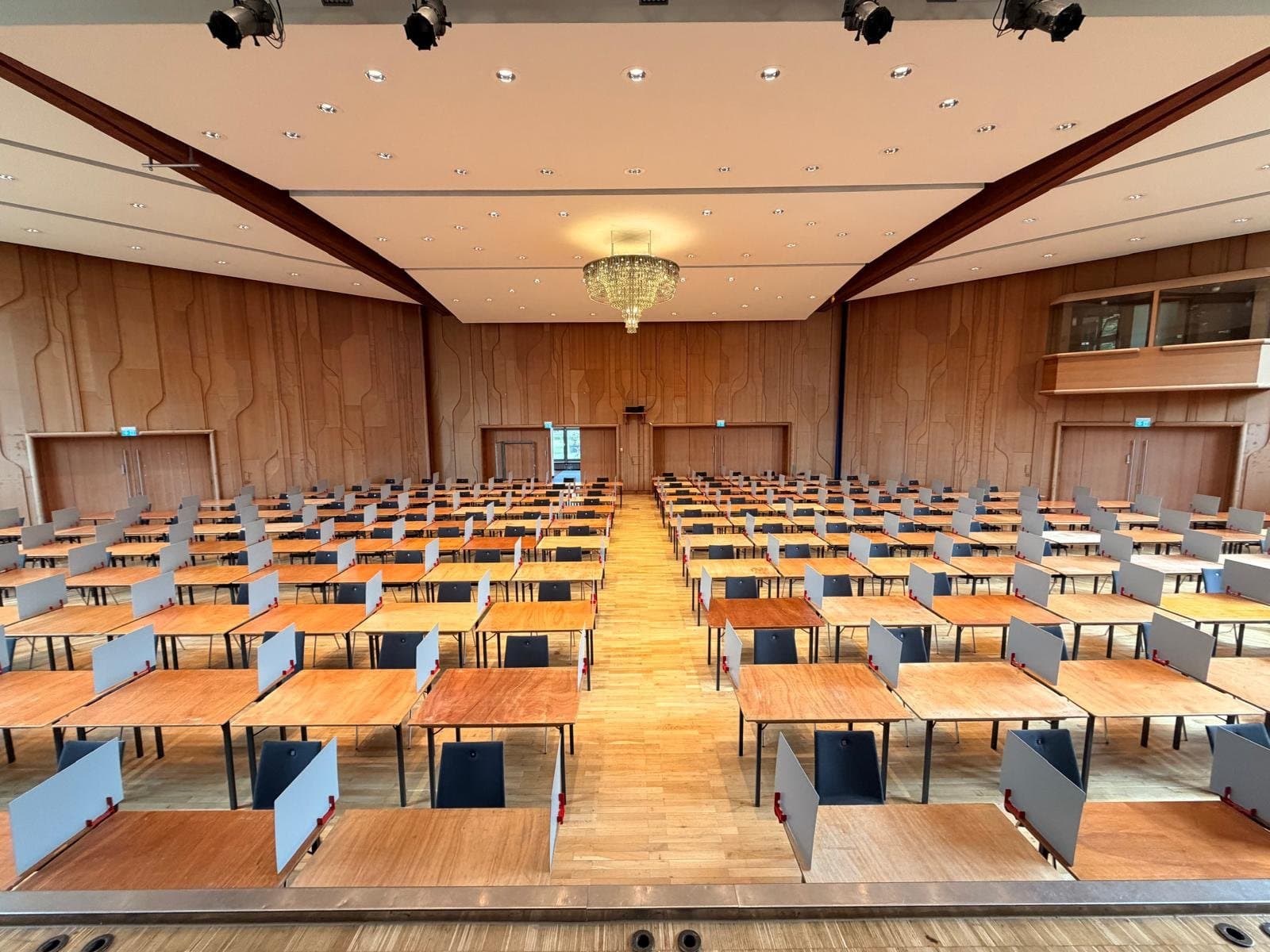 Exam hall in the Kurhaus Bad Krozingen, every desk fitted with Pultteiler dividers