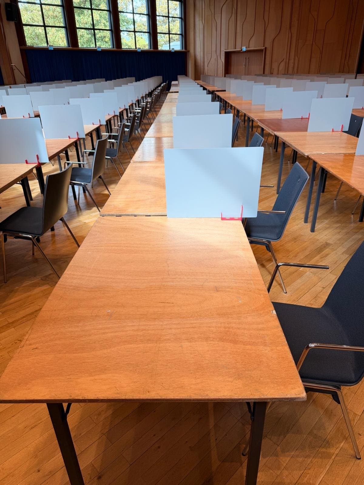 KURHAUS BAD KROZINGEN: ROW OF DESKS